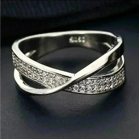 Beautiful Womens Ring   - Picture 2 of 7